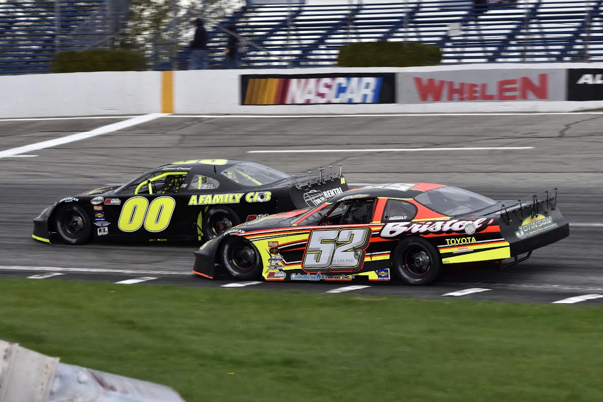 Dave Darling looks under Bryan Kruzcek (Troy Bregy Photo) – Myracenews.com